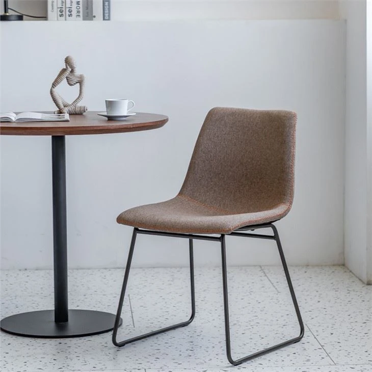 Moderne spisestuestol fra midten af-tallet med sort metalbund