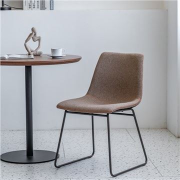 Moderne spisestuestol fra midten af-tallet med sort metalbund